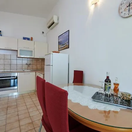 In With Sea View, Balcony, Air Conditioning, W-lan 5055-2 * Трогир